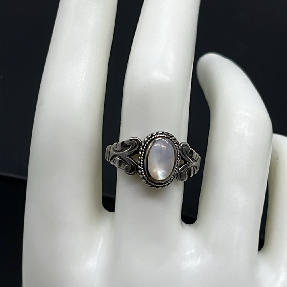 Sterling silver mother of pearl ring size 8.75 sweet and simple, 4 grams